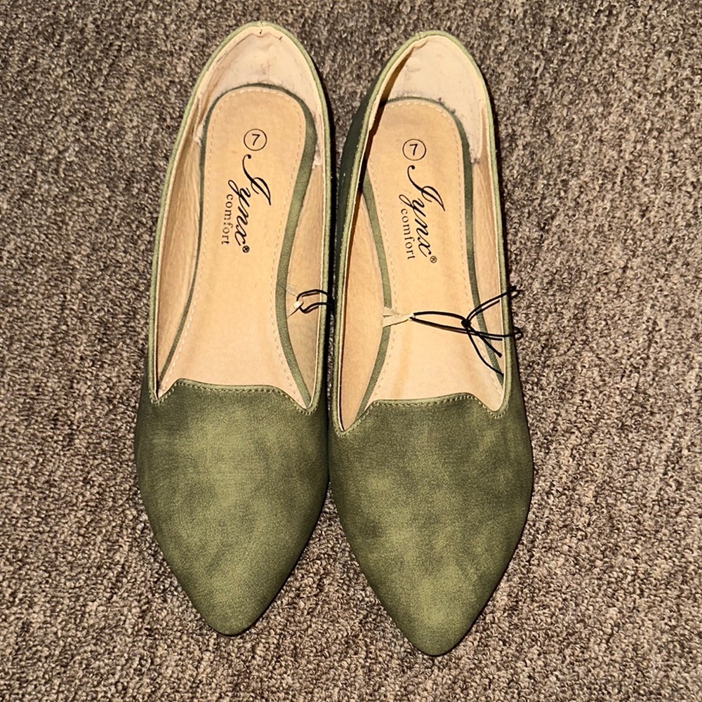 IYNX Women's Green Flats Size 7 -Brand New